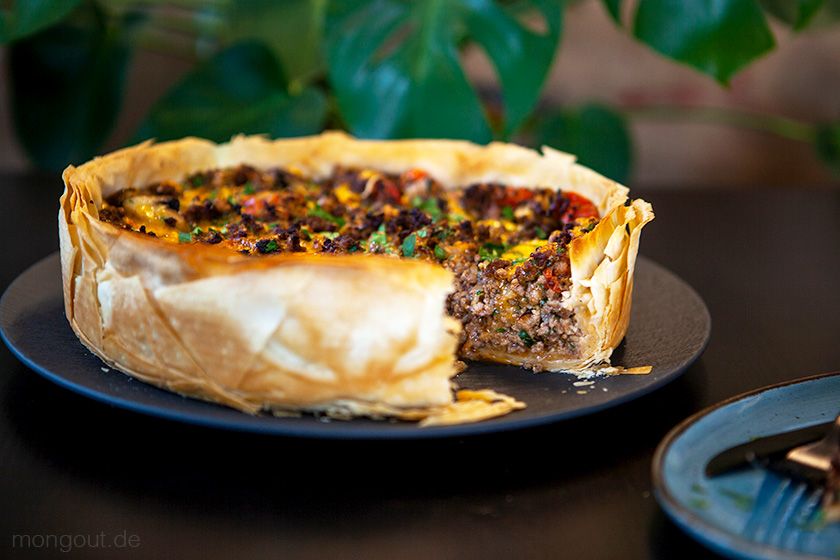 Hackfleischtorte mit Tomaten und Champignons - mongout