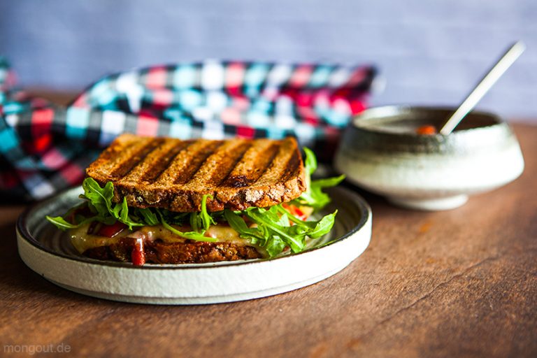 Gegrilltes Sandwich mit TomatenPaprikachutney (Kontaktgrill) mongout