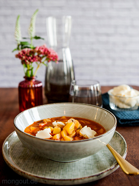 Sehr leckeres Kartoffelgulasch mit Mettwürstchen