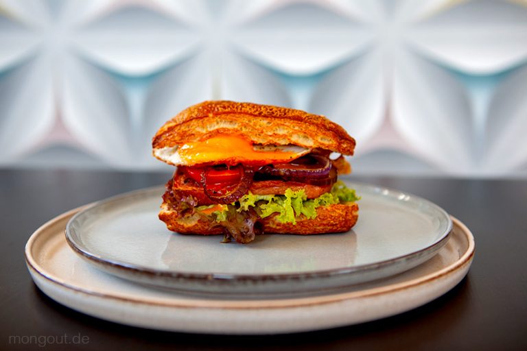 Burger auf bayrisch – mit Leberkäse, Laugenbrötchen und Spiegelei - mongout