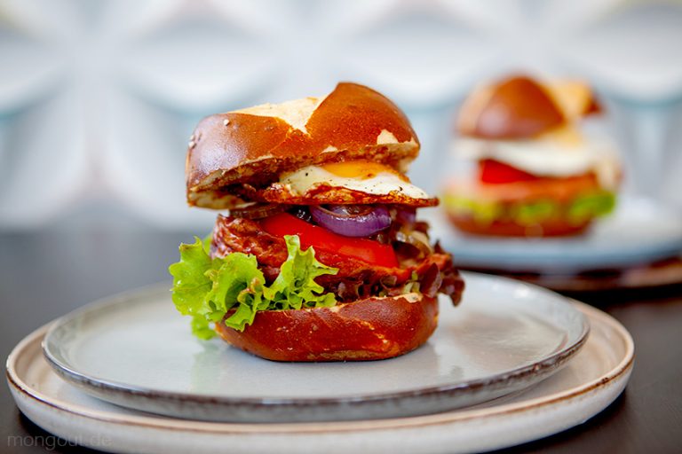 Burger auf bayrisch - mit Leberkäse, Laugenbrötchen und Spiegelei