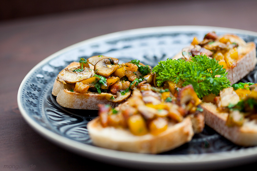 Bruschetta Rezept mal anders: mit Pilzen und Paprika - mongout
