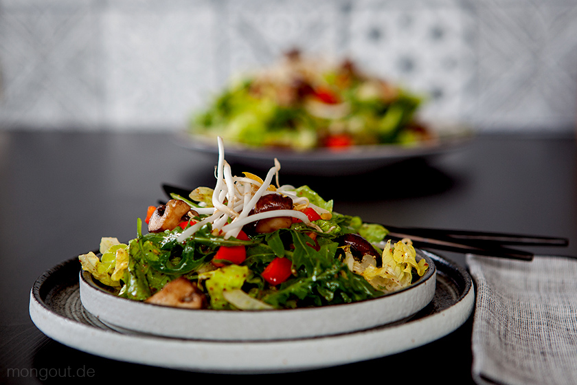 Knackiger Salat mit gebratenen Champignons (low-carb)